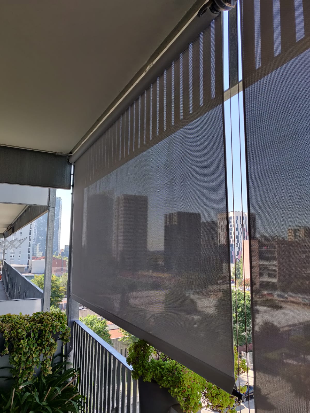 Toldo vertical con cable guiado